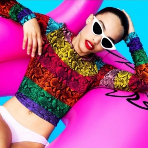 Alice + Olivia Delaina Rainbow Snake Print Crop Top - Picture 6 of 6